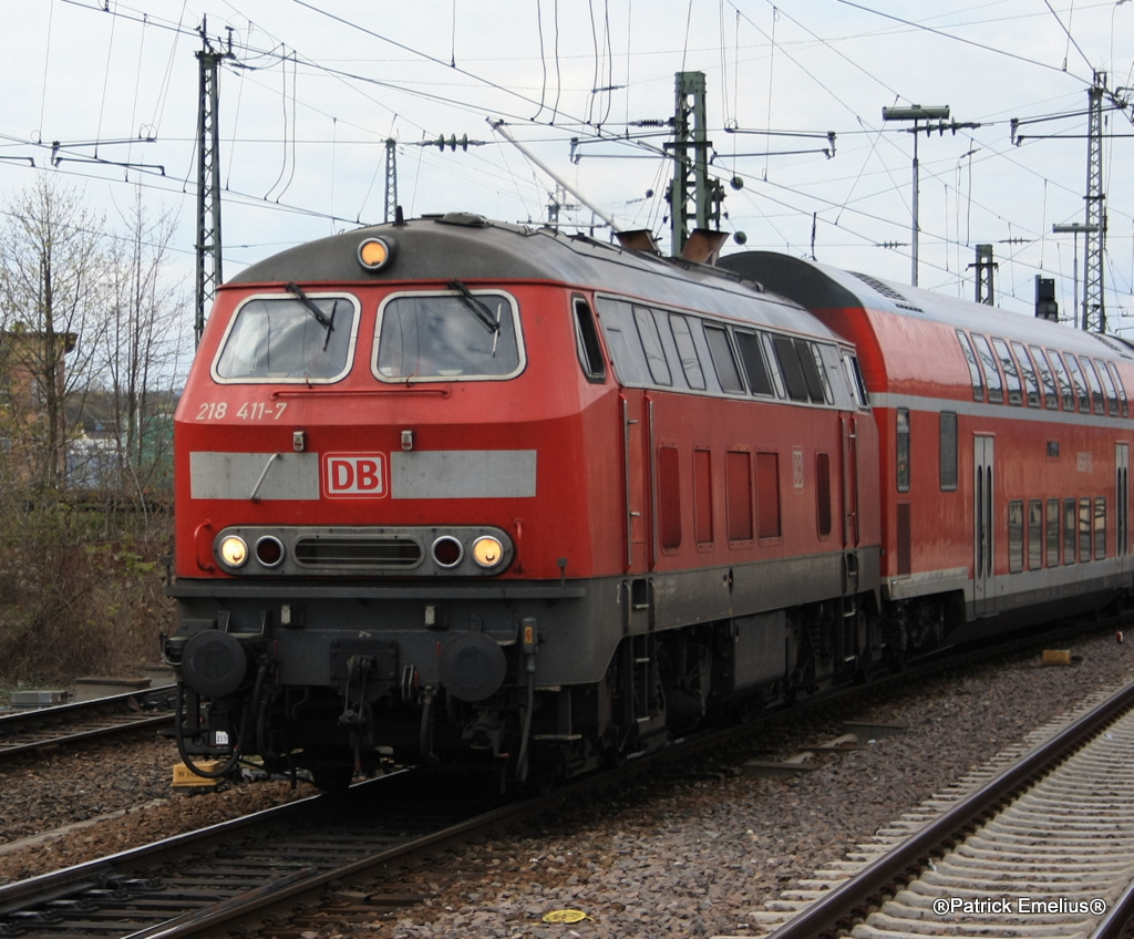 Die 218 411 holte sich Ihre 3-Dostos aus der abstellanlage um damit als RB nahc Alzey zu Dr�hnen
