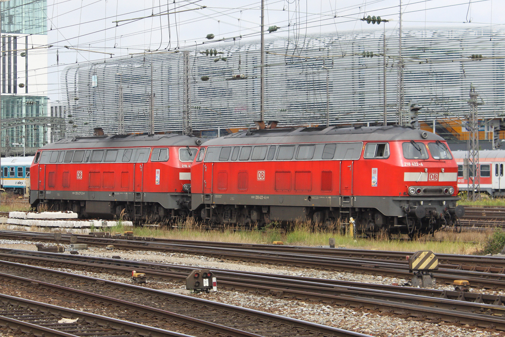 Die 218 422-4 und 218 437-2 rangieren in M�nchen Hbf am 31,07,11