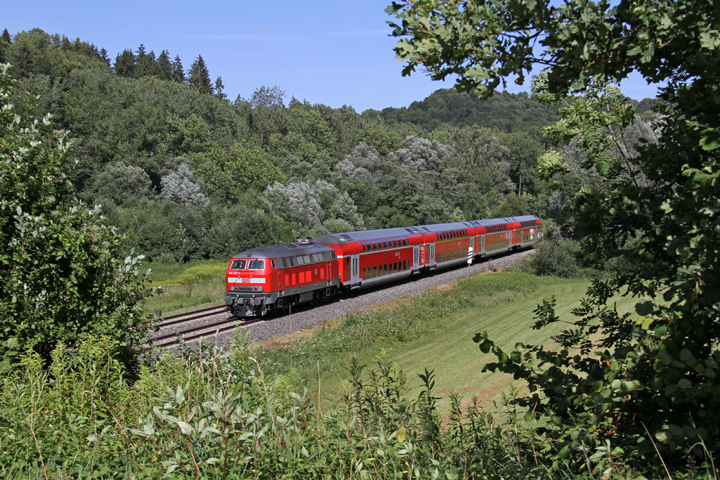 Die 218 427-3 mit RE bei Mochenwangen am 30,07,12