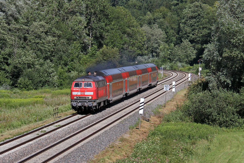Die 218 438-0 mit RE bei Mochenwangen am 30,07,12