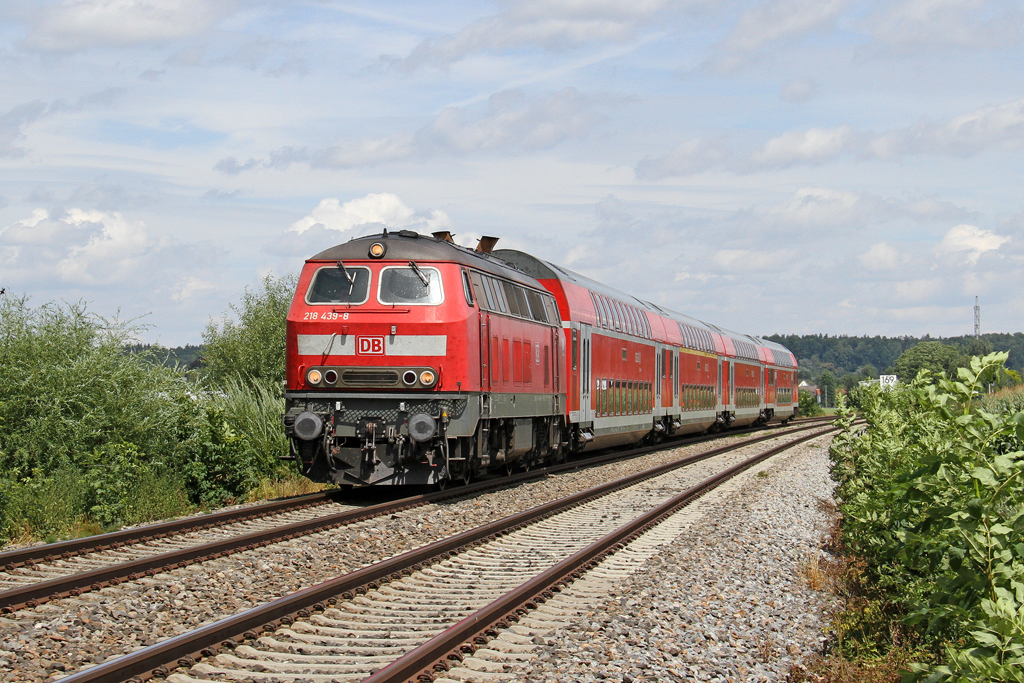 Die 218 439-8 mit RE bei Mochenwangen am 30,07,12