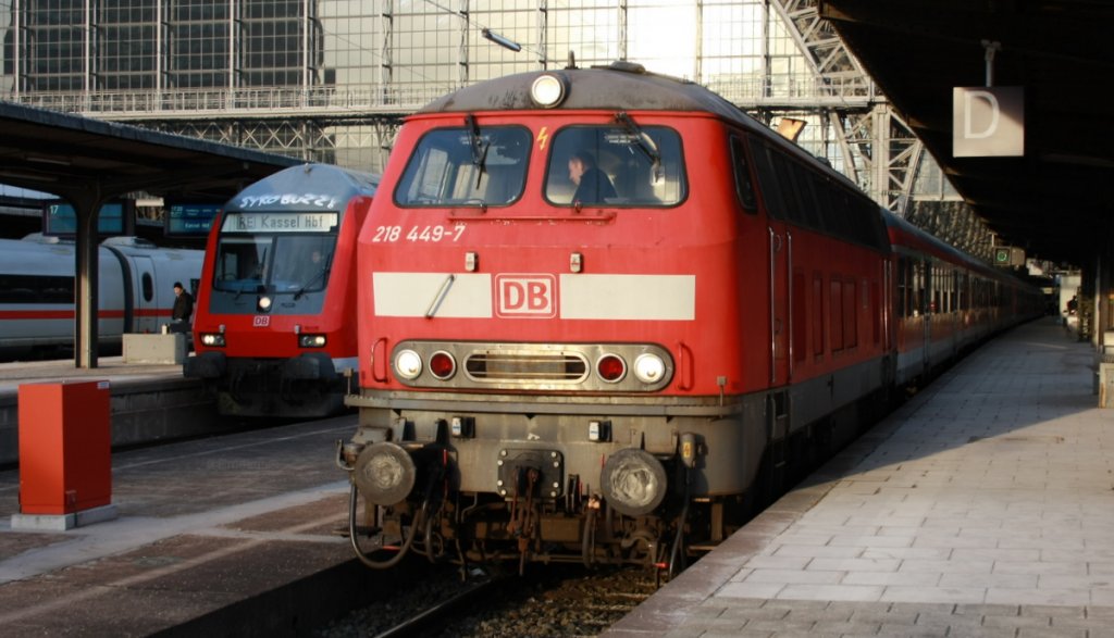 Die 218 449-7 macht sich in K�rze auf um mitt 8 N-Wagen in Richtung Bad Vilbel aufzubrechen. Dort wird dann gefl�gelt, 3 Wagen nach Glauburg Stockhein, 5 Wagen nahc Nidda.

Patrick E.