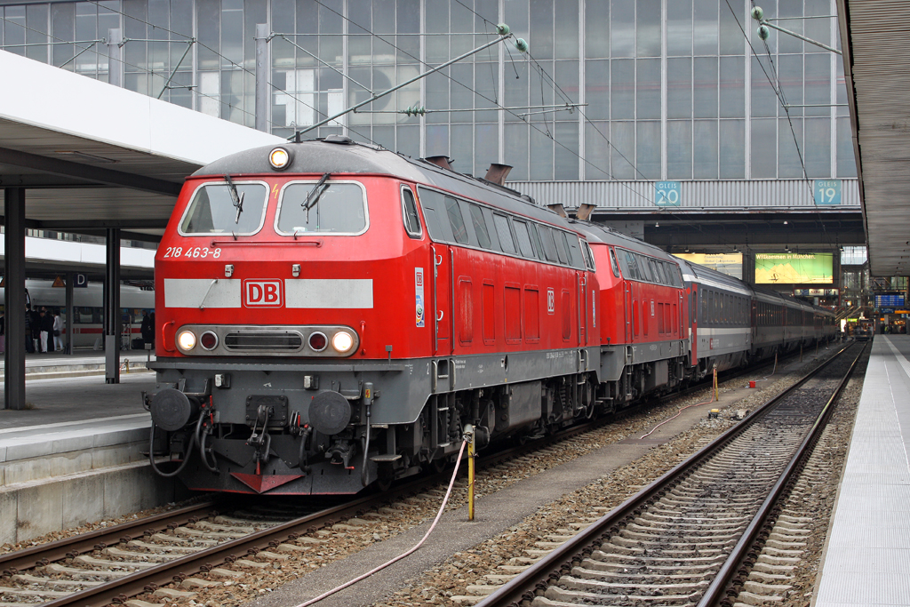 Die 218 463-8 und 218 418 in M�nchen Hbf am 01,08,11