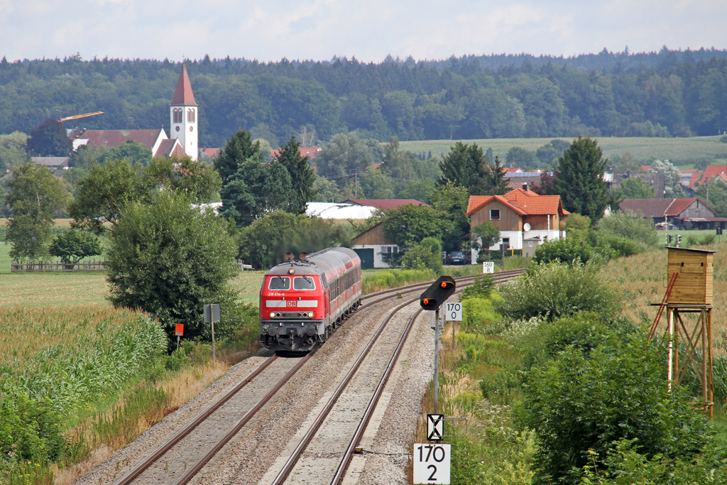 Die 218 476-0 mit RE bei Mochenwangen am 30,07,12