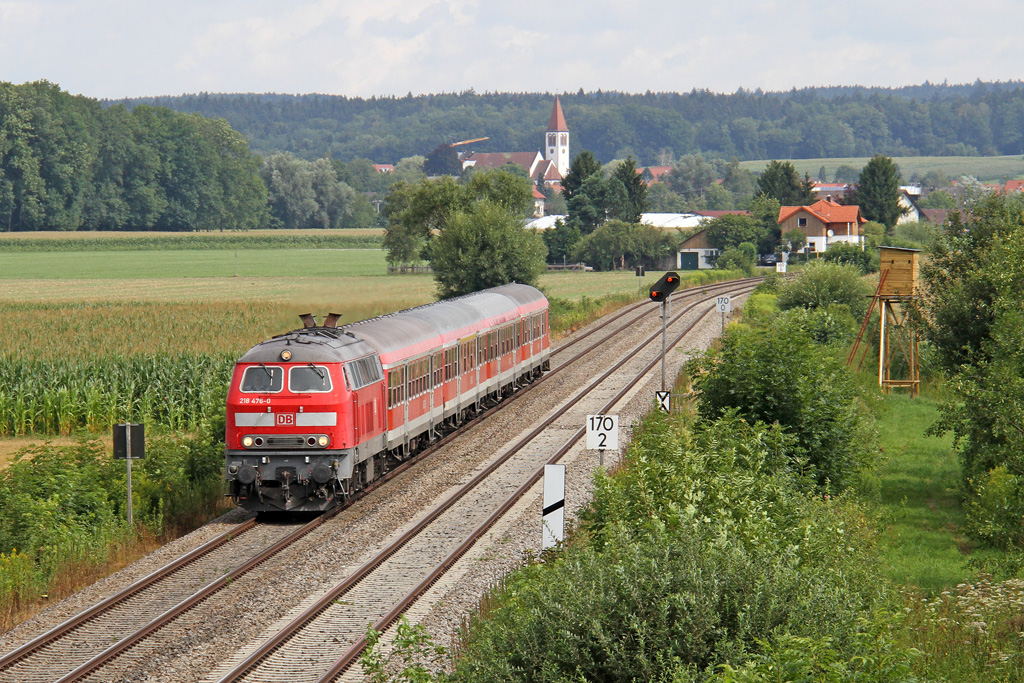 Die 218 476-0 mit RE bei Mochenwangen am 30,07,12