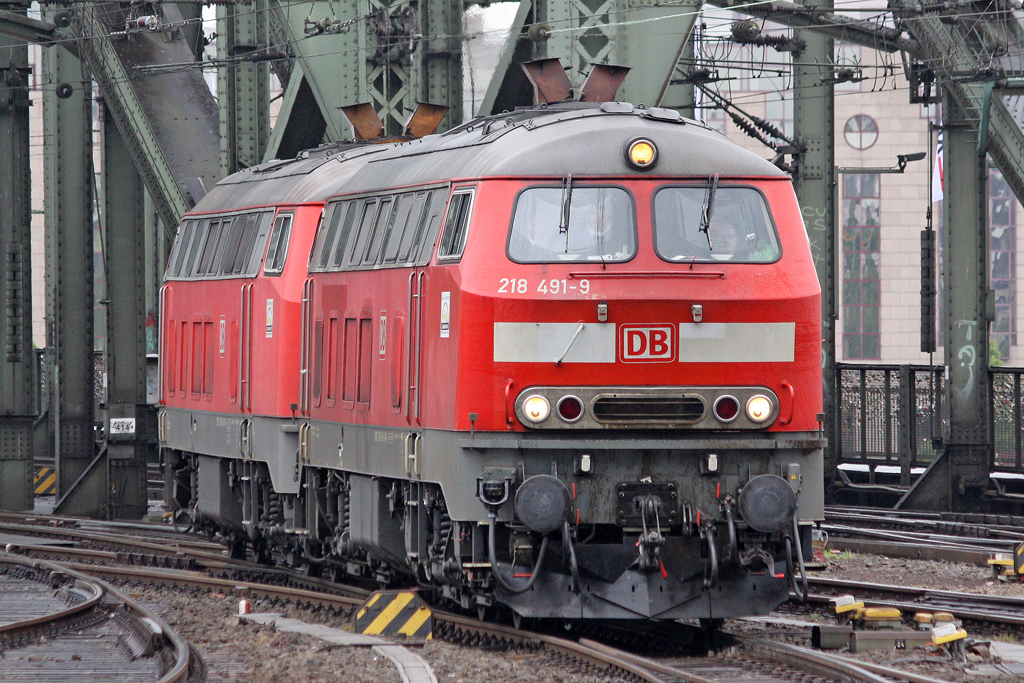 Die 218 491-9 mit 218 194-9 in K�ln Hbf am 07,05,10