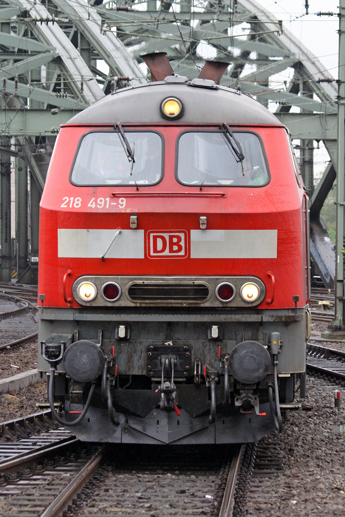 Die 218 491-9 mit 218 194-9 in K�ln Hbf am 07,05,10