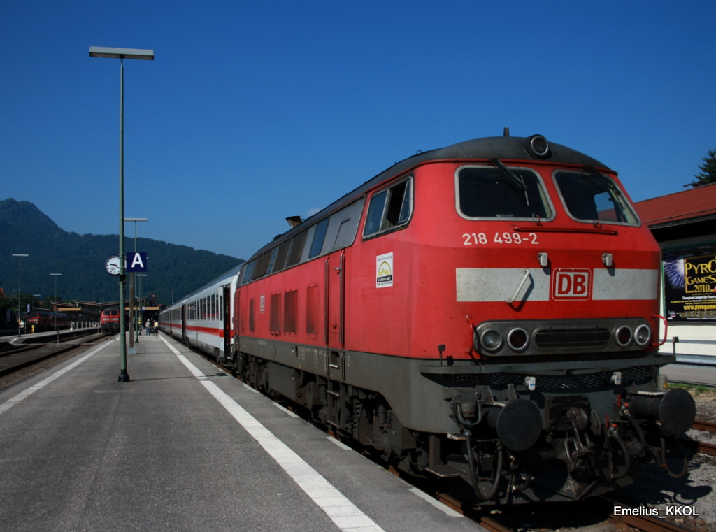 Die 218 499 wartet im Bahnhof Oberstdorf mit 464 und 432 im Bahnhof Oberstdorf auf Abfahrt.