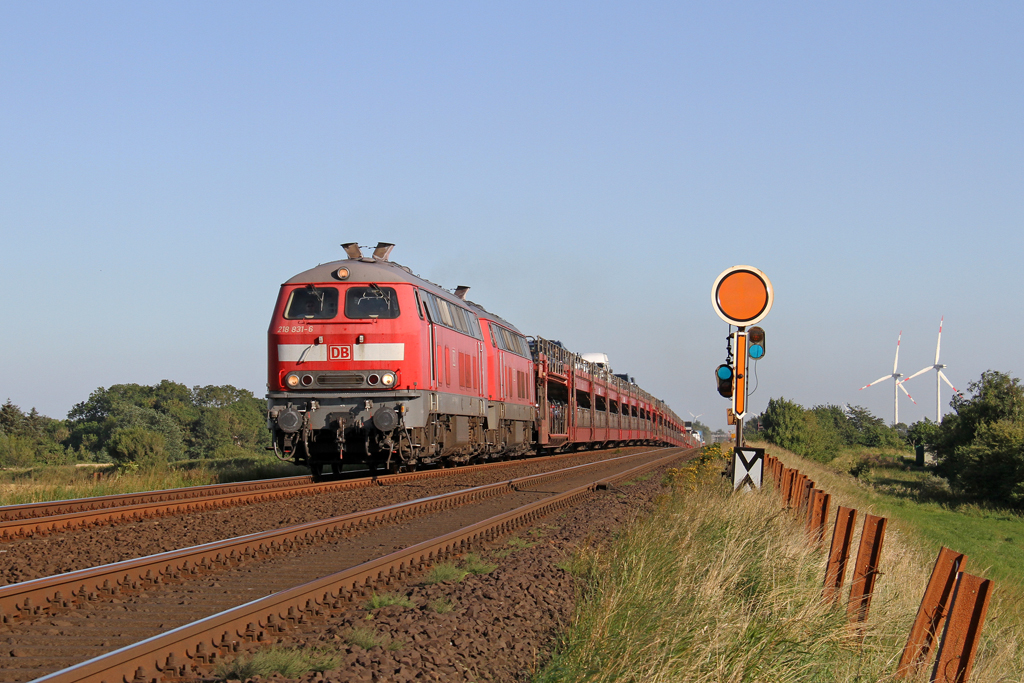 Die 218 831-6 und 218 369-7 bei Klanxb�ll am 15,08,12
