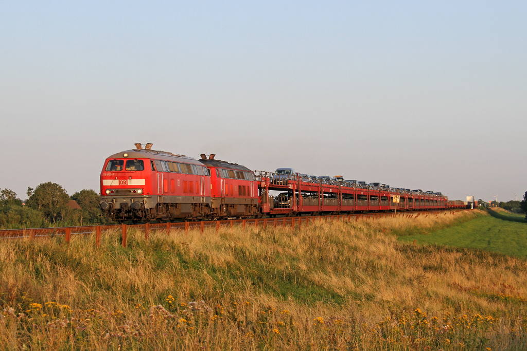Die 218 831-6 und 218 380-4 mit dem SyltShuttle nach Westerland bei Klanxb�ll am 13,08,12