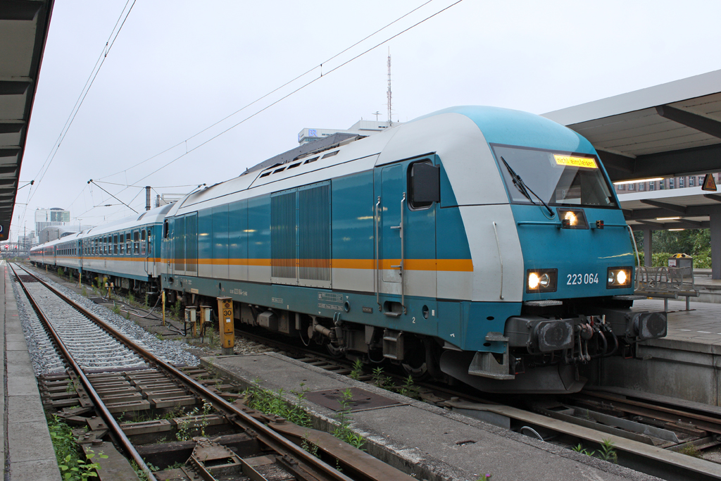 Die 223 064 in M�nchen Hbf am 30,07,11