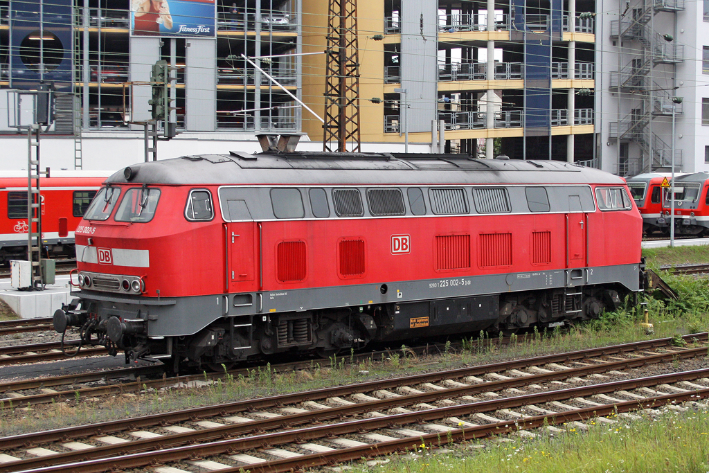 Die 225 002-5 in Aschaffenburg am 18,08,10