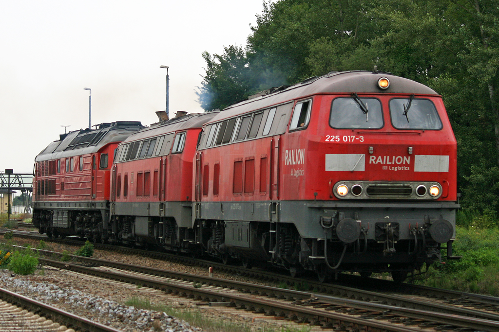 Die 225 017-3 in M�hldorf am 02,08,10