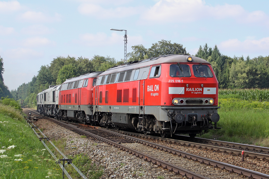 Die 225 018-1 , 225 024-9 , 247 057-3 und 247 043-3 in T�ssling am 01,08,11