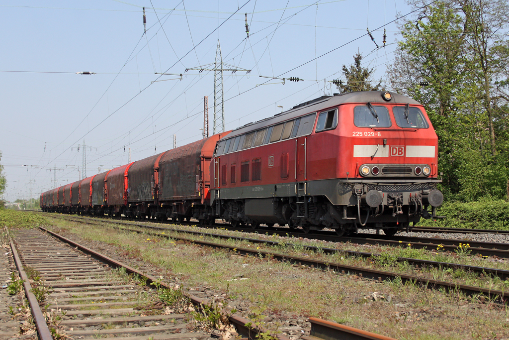 Die 225 029-8 in Ratingen Lintorf am 21,04,11