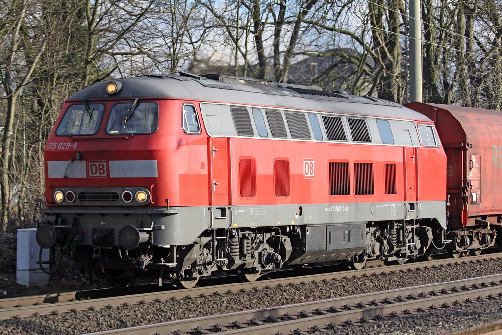 Die 225 029-8 in Ratingen Lintorf am 04,03,10