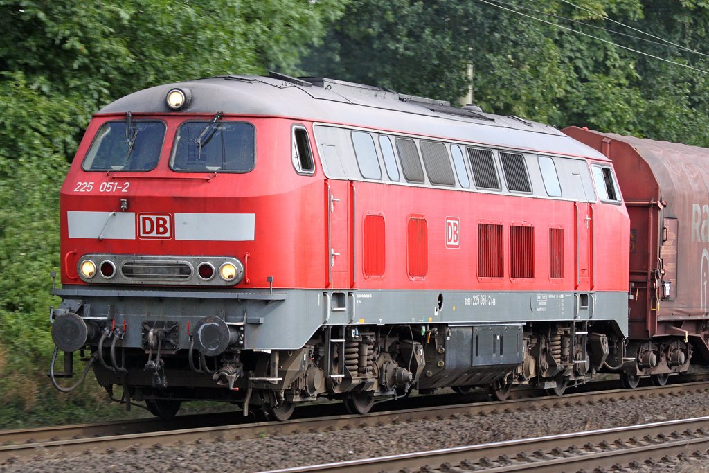 Die 225 051-2 in Ratingen Lintorf am 15,07,09