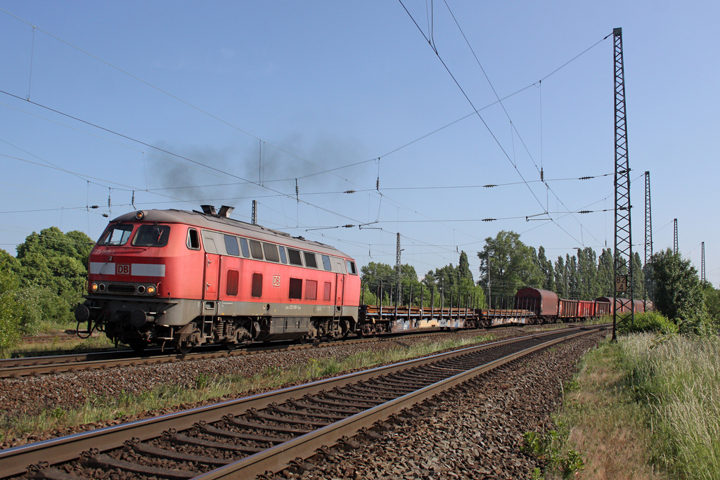 Die 225 099-1 auf ihrer letzten Fahrt von Koblenz L�tzel nach Gremberg wo sie dann z gestellt wurde , kurz vor Troisdorf am 17,05,11