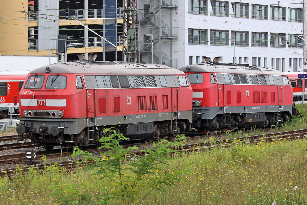 Die 225 100-7 und 225 002 in Aschaffenburg am 23,08,10