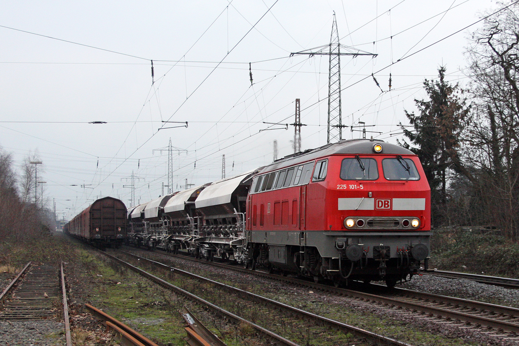Die 225 101-5 mit dem leeren Kalkzug nach Dornap Hahnenfurt in Ratingen Lintorf am 26,01,11