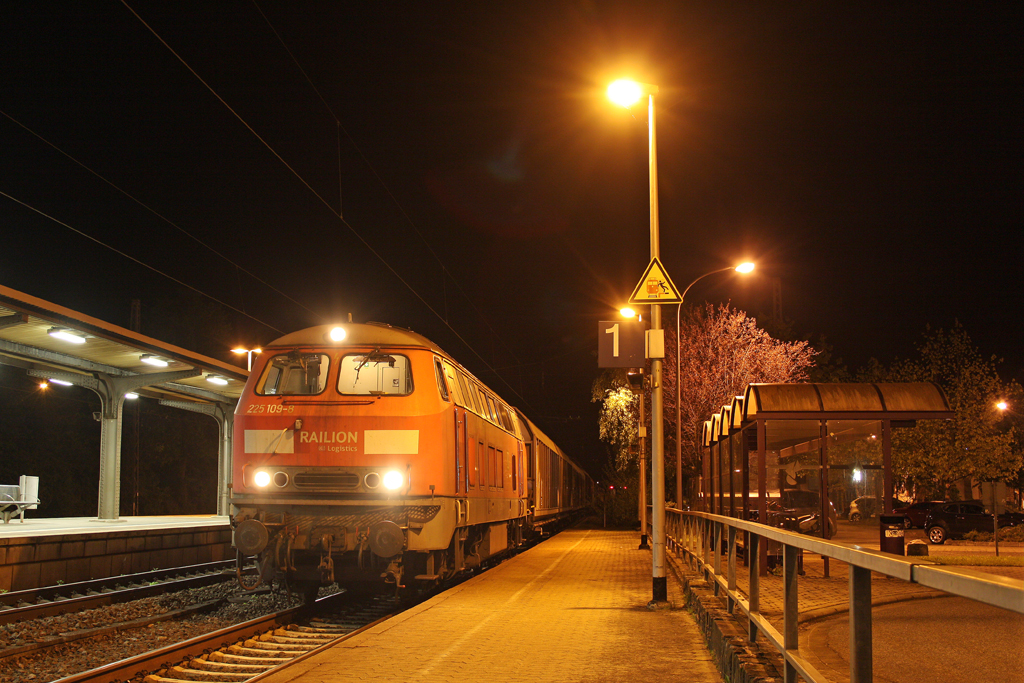Die 225 109-8 beim zwischenhalt wegen einer Signalst�rung in Treis-Karden am 07,05,12