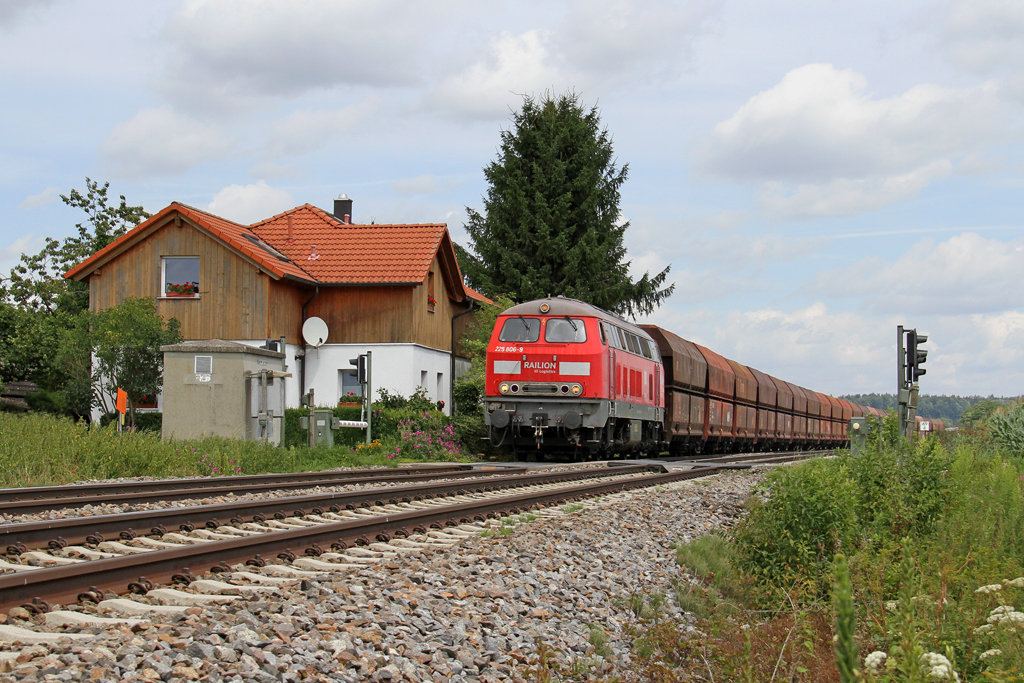 Die 225 806-9 mit einen Kieszug bei Mochenwangen am 30,07,12