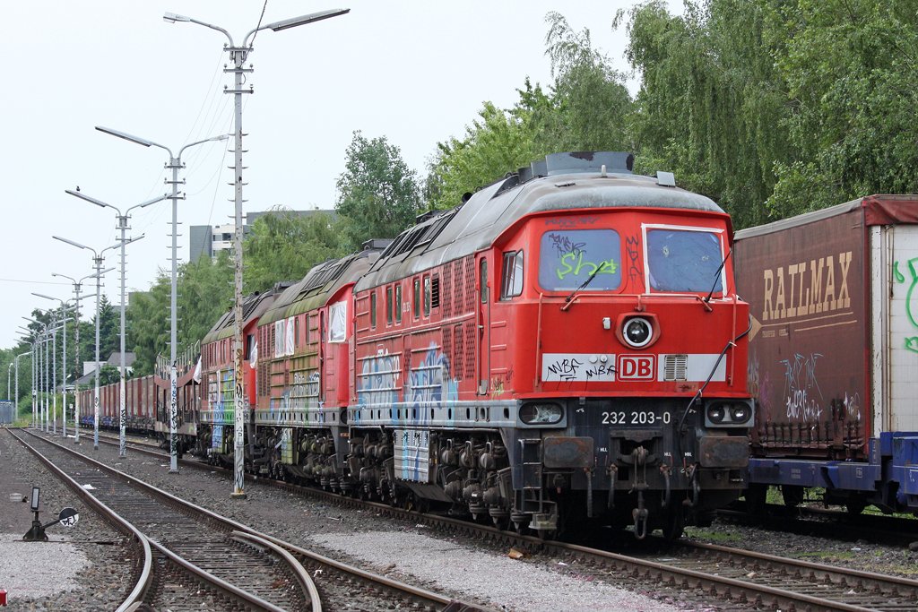 Die 232 203-0 und zwei weitere 232er warten in K�ln Poll auf ihre Verschrottung, am 29,05,10