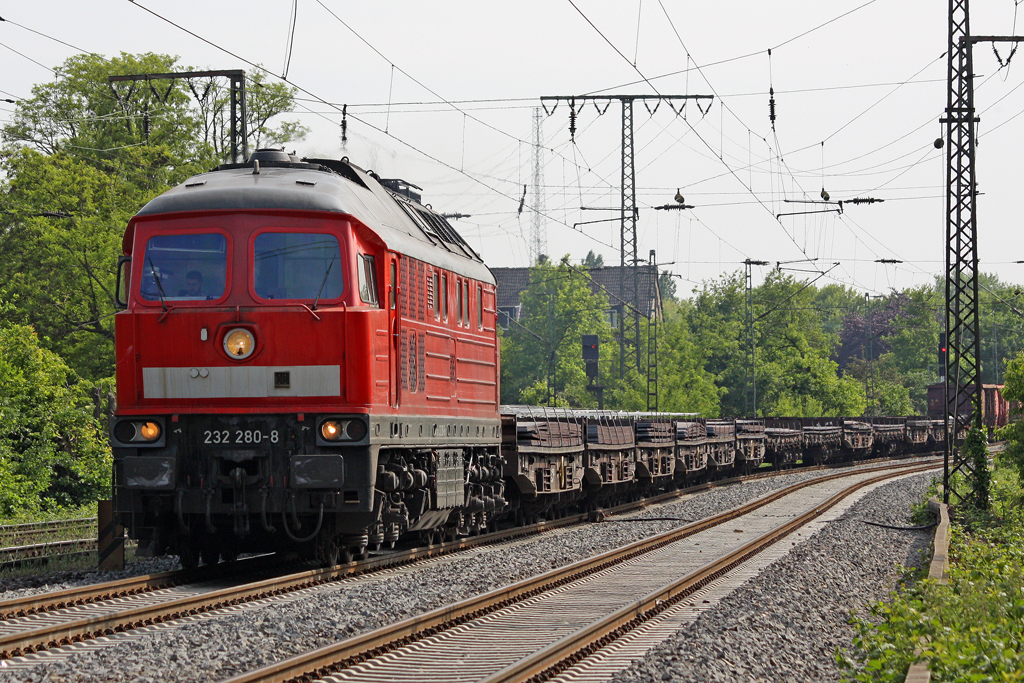 Die 232 280-8 in Duisburg Neudorf am 25,05,10
