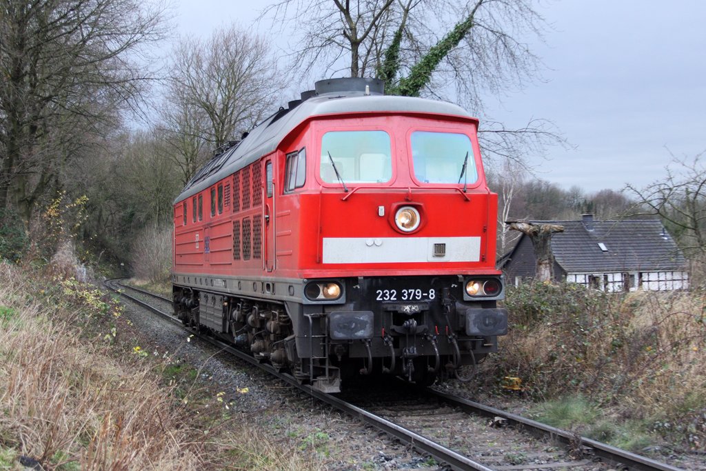 Die 232 379-8 bei der Einfahrt in W�lfrath Flandersbach , am 25,11,09 