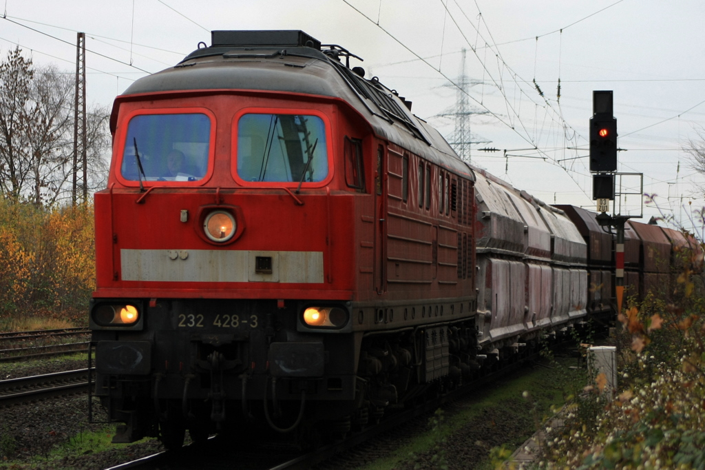Die 232 428-3 kommt mit einer leeren �bergabe nach W�lfrath Flandersbach durch Ratingen Lintorf. Aufgenommen am 17.11.2010
