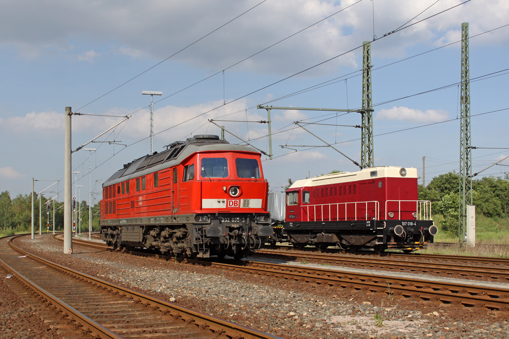 Die 232 635-3 neben der V75 018 / 107 018-4 in Gerstungen am 24,05,11