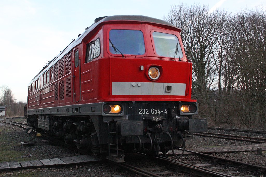 Die 232 654-4 wartet in Dornap-Hahnenfurt auf die abfahrt , am 24,02,10