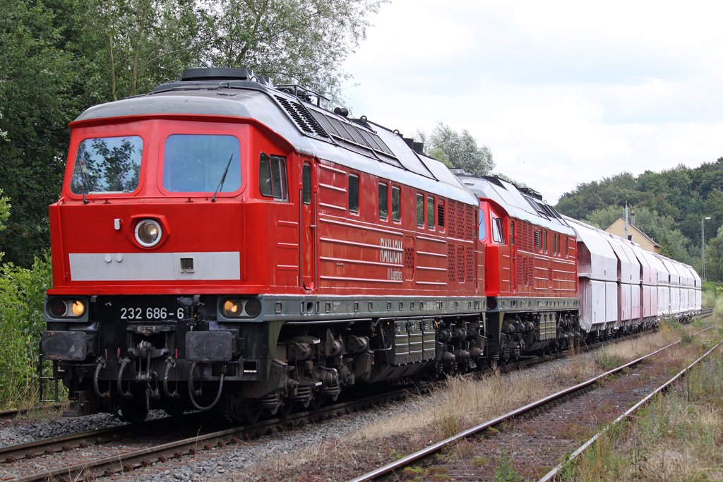 Die 232 686-6 mit der defekten 232 117-2 kurz hinterm Rheinkalk Werk in W�lfrath am 17,07,09