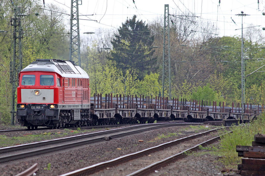 Die 232 908-4 mit einen Stahlzug vom HKM Duisburg nach Gremberg in Opladen am 21,04,10