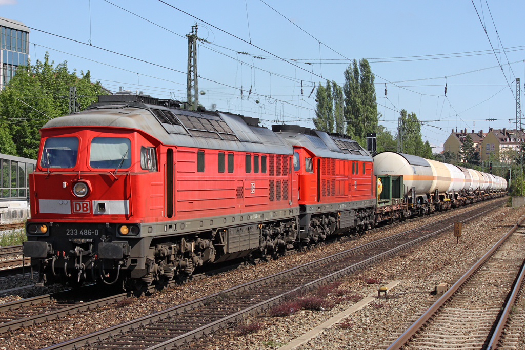 Die 233 486-0 und 233 511-5 in M�nchen Heimeranplatz am 31,07,10