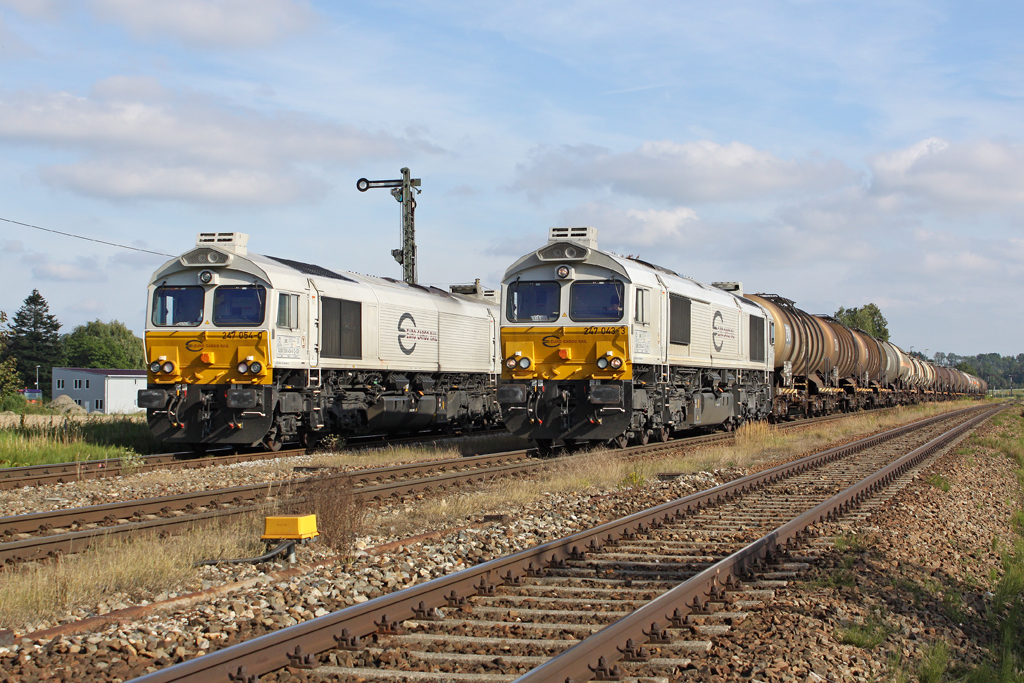 Die 247 054-0 und 247 043-3 in T�ssling am 01,08,11