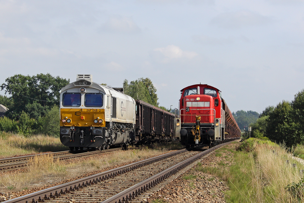 Die 294 661-4 und 247 048-2 in T�ssling am 01,08,11
