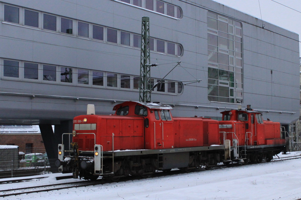 Die 295 083 und ein Stangenwirbel der Baureihe 363 kommen am 28.12.2010 durch Hamburg Sternschanze.