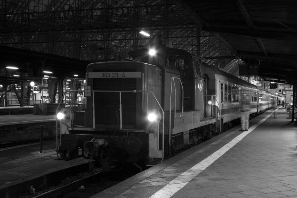 Die 363 211-4 steht Abends im Frankfurter Hbf um den IC in die Abstellanlage zu ziehen.

Patrick E.