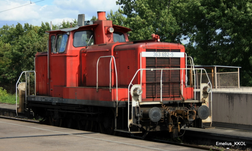 Die 363 692-5 rangierte aus der Abstellanlage und wartet nun wieder dorthin zur�ck zu kehren. Am 16.09.2010 machte sie aber im Stuttgarter Hbf eine Pause