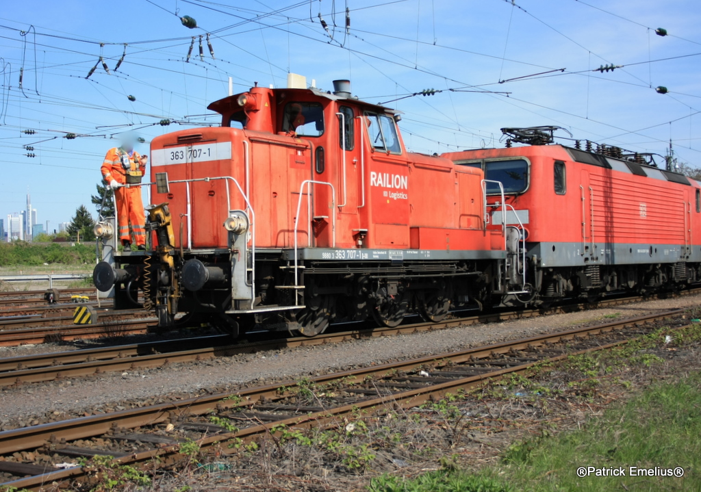 Die 363 707-1 rangiert eine 143 mit 5 N-Wagen und eine 111er mit 7 N-Wagen. Der Rangierer wollte am 23.04.2010 bei den Griesheimer Schreberg�rten nicht erkannt werden. 