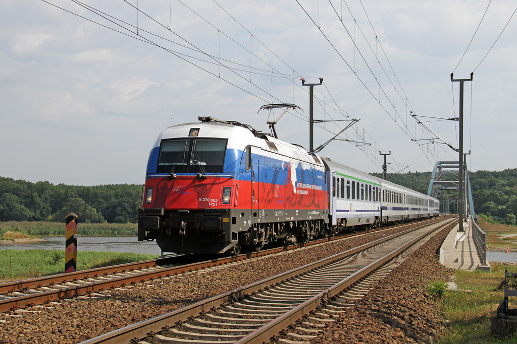 Die 370 002 auf der Oderbr�cke in Frankfurt (Oder) am 22,08,12   