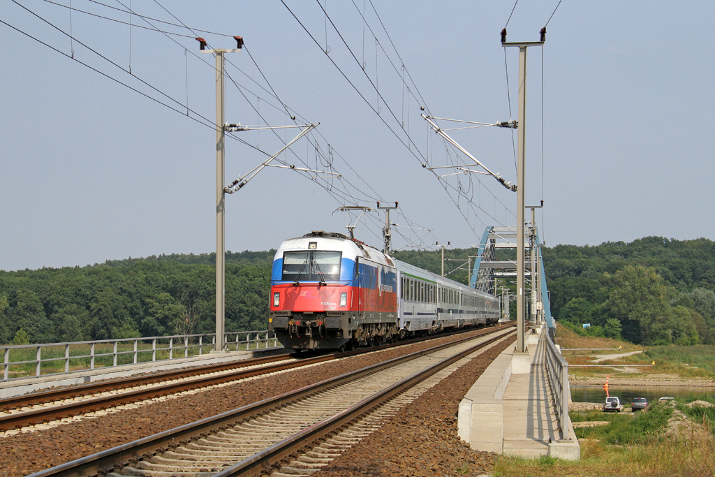 Die 370 002 in Frankfurt (Oder) auf der Oderbr�cke am 21,08,12   