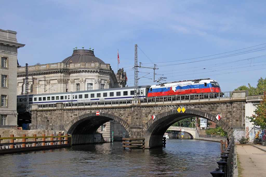 Die 370 002 mit dem Berlin-Warszawa-Express EC 43 nach Warszawa in Berlin-Hackescher Markt vom Ufer des James-Simon-Park am 18,08,12