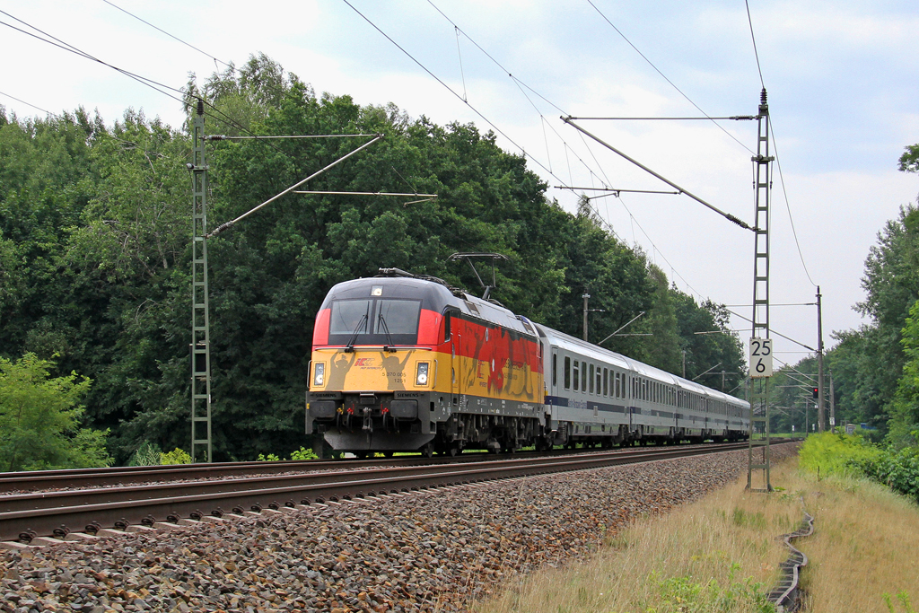 Die 370 005 mit dem Berlin-Warszawa-Express EC 44 nach Berlin in Erkner am 28,07,12