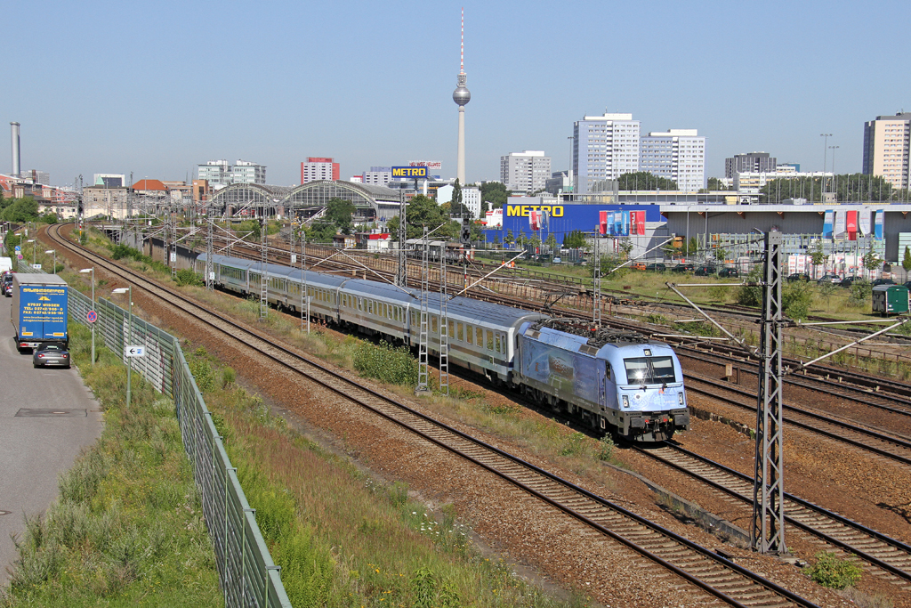 Die 370 007 mit dem Berlin-Warszawa-Express EC 43 nach Warszawa in Berlin Warschauer Stra�e am 24,07,12