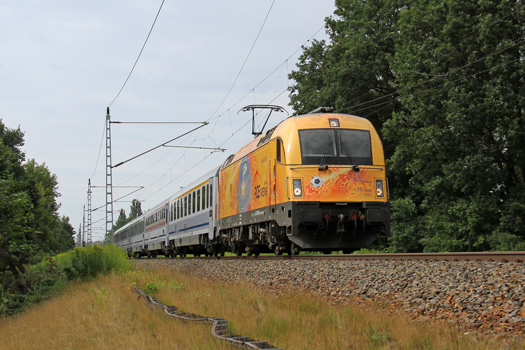 Die 370 009 mit dem EC 55 nach Gdynia Glowna in Erkner am 28,07,12