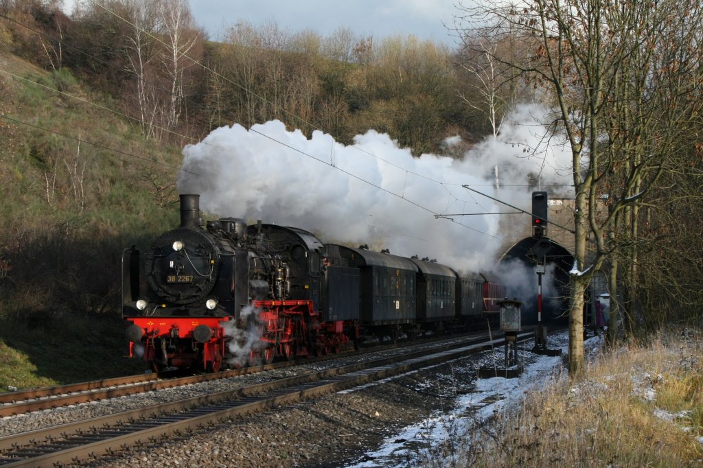 Die 38 2267 fuhr am 27.11.2010 um 13:43 Uhr durch den Nirmer Tunnel bei Eilendorf, um ihren Sdz nach Aachen Hbf zu bringen.