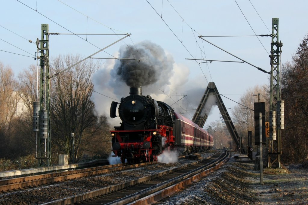 Die 41 360, am 28.11.2010 um 11:44 Uhr bei der �berfahrt der Ruhrbr�cke bei D�ren.