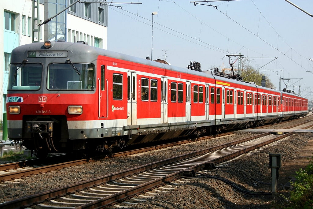 Die 420 863-3 als S9 nach Wiesbaden HBF aufgenommen in Raunheim am 19.04.2010.